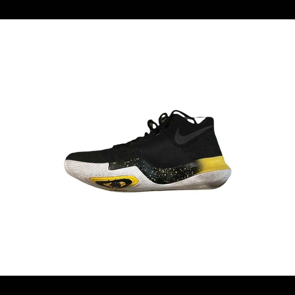 Nike Kyrie 3 Black and Yellow Color Way Size: 9.5 SOLD